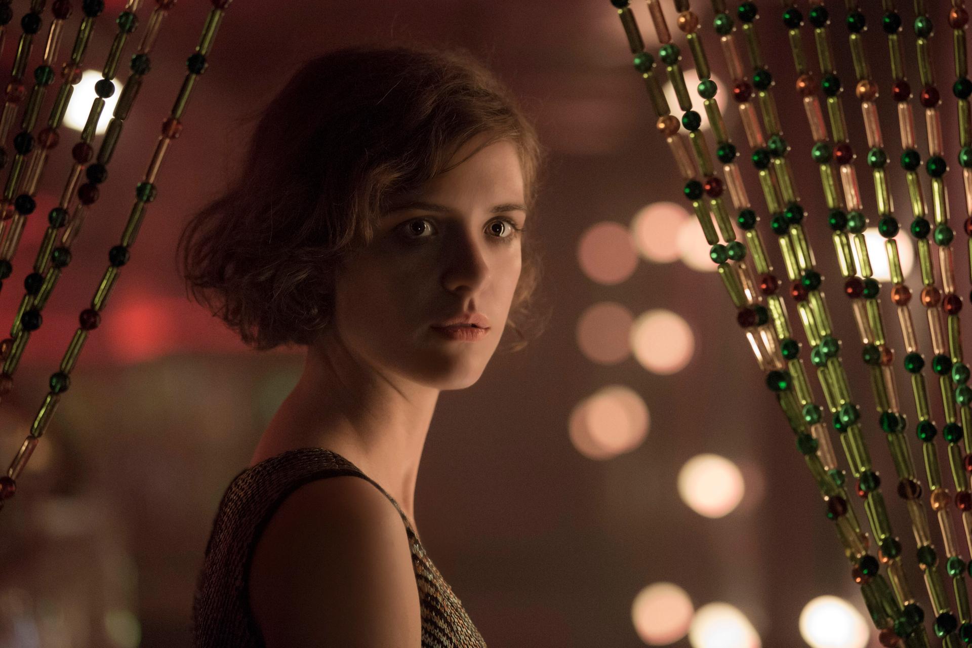 Charlotte "Charly" Ritter (Liv Lisa Fries in einer Szene aus "Babylon Berlin") arbeitet als Stenotypistin im Berliner Polizeipräsidium.