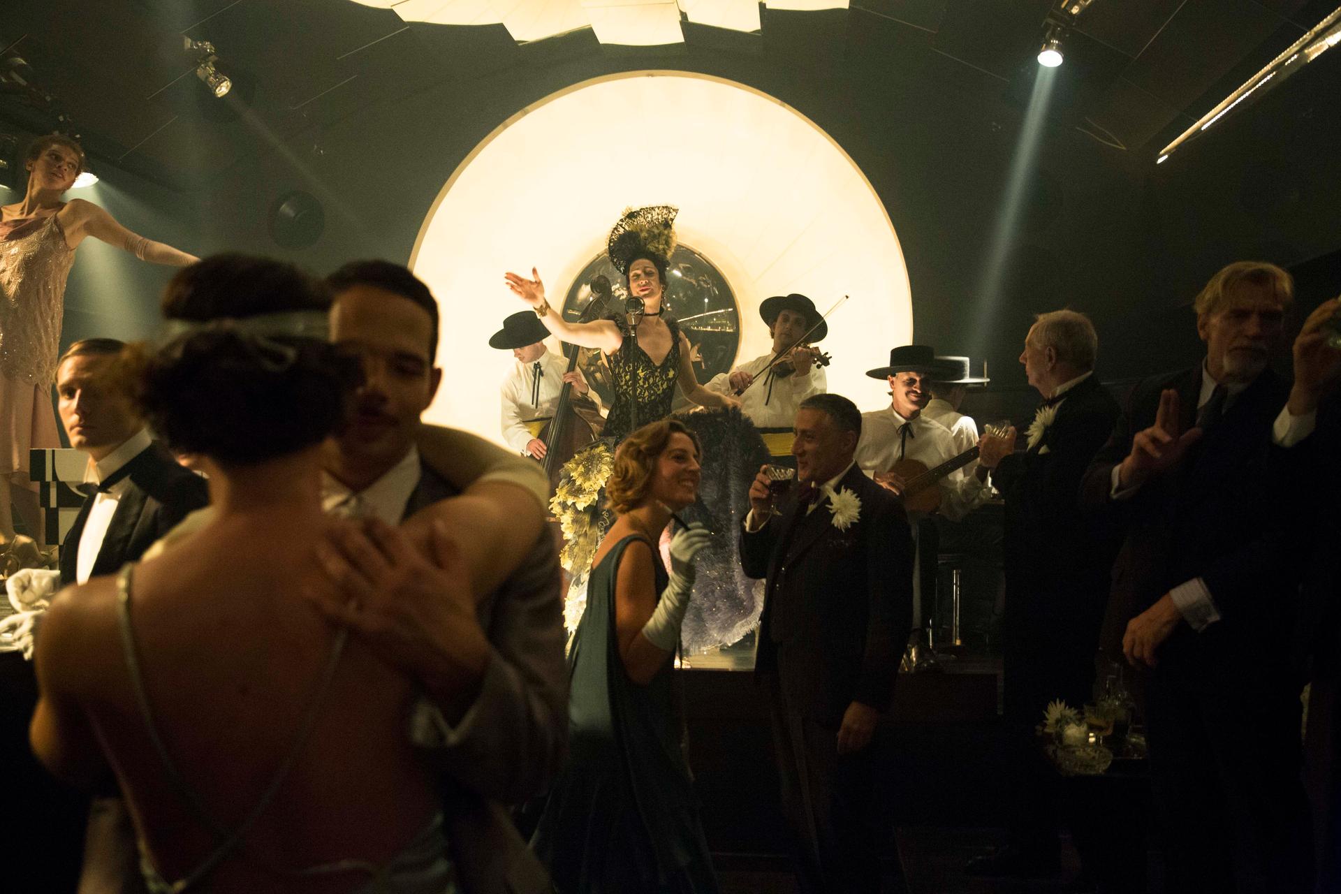 Varieté und Kabarett, teure Klubs und billige Kaschemmen: Für jede Vorliebe und fast jeden Geldbeutel bietet das Berliner Nachtleben der zwanziger Jahre etwas (Szene aus "Babylon Berlin"). 