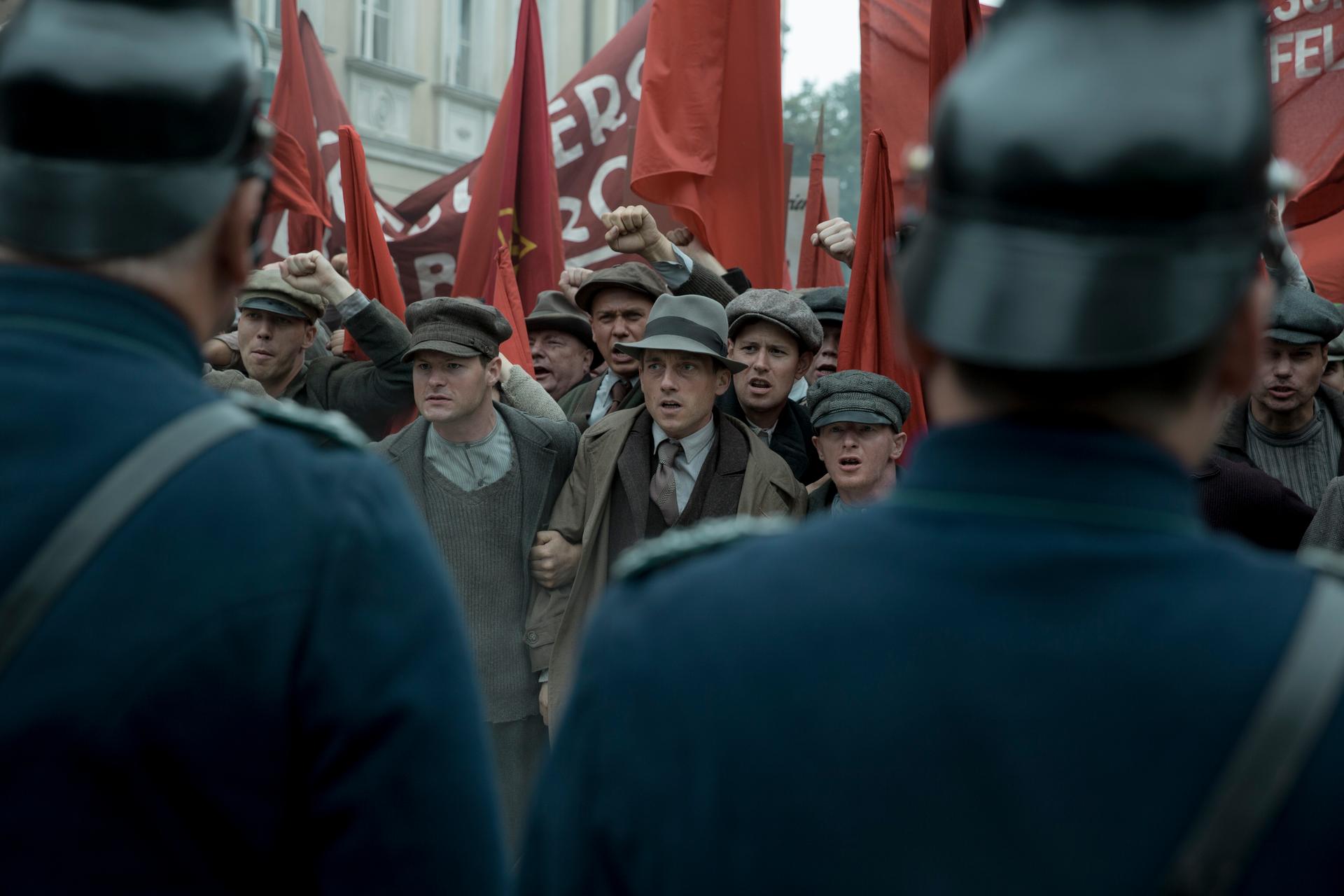 Berliner "Blutmai": Trotz Verbots demonstrieren vom 1. bis 3. Mai 1929 Hunderte von Arbeitern (Szene mit Volker Bruch als Kommissar Rath in "Babylon Berlin"). Die Polizei geht mit ganzer Härte gegen sie vor. 