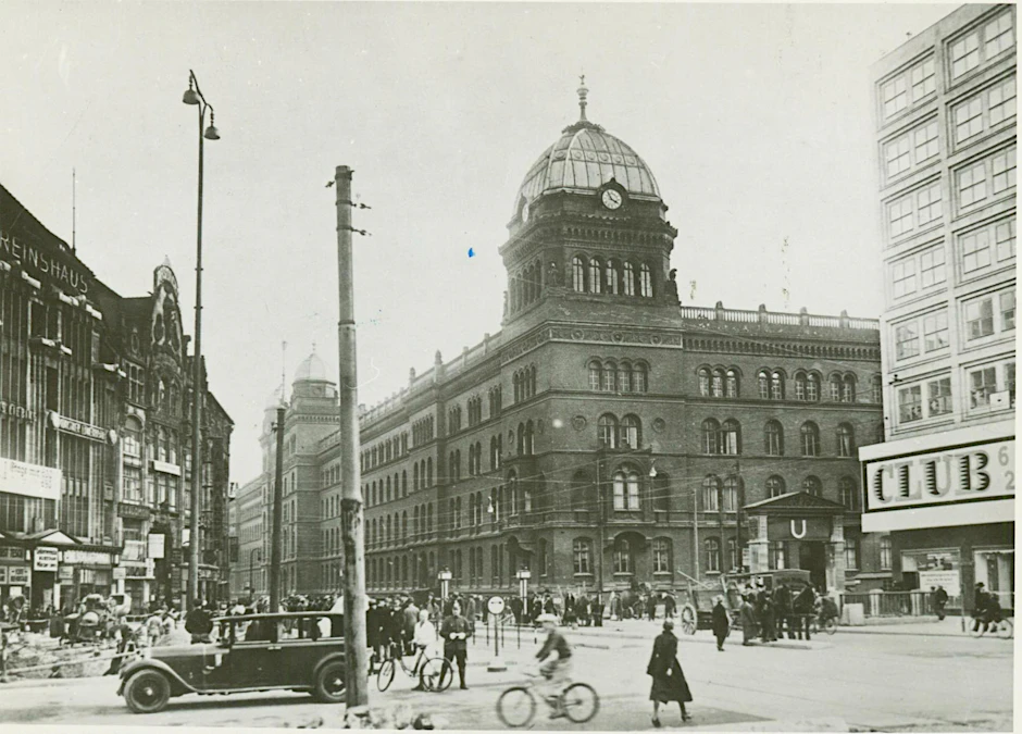 Das Polizeipräsidium an der Ecke Alexanderstraße und Dircksenstraße. Wegen seines roten Backsteins und seiner klobigen Türme nannten die Berliner das Gebäude "Rote Burg".