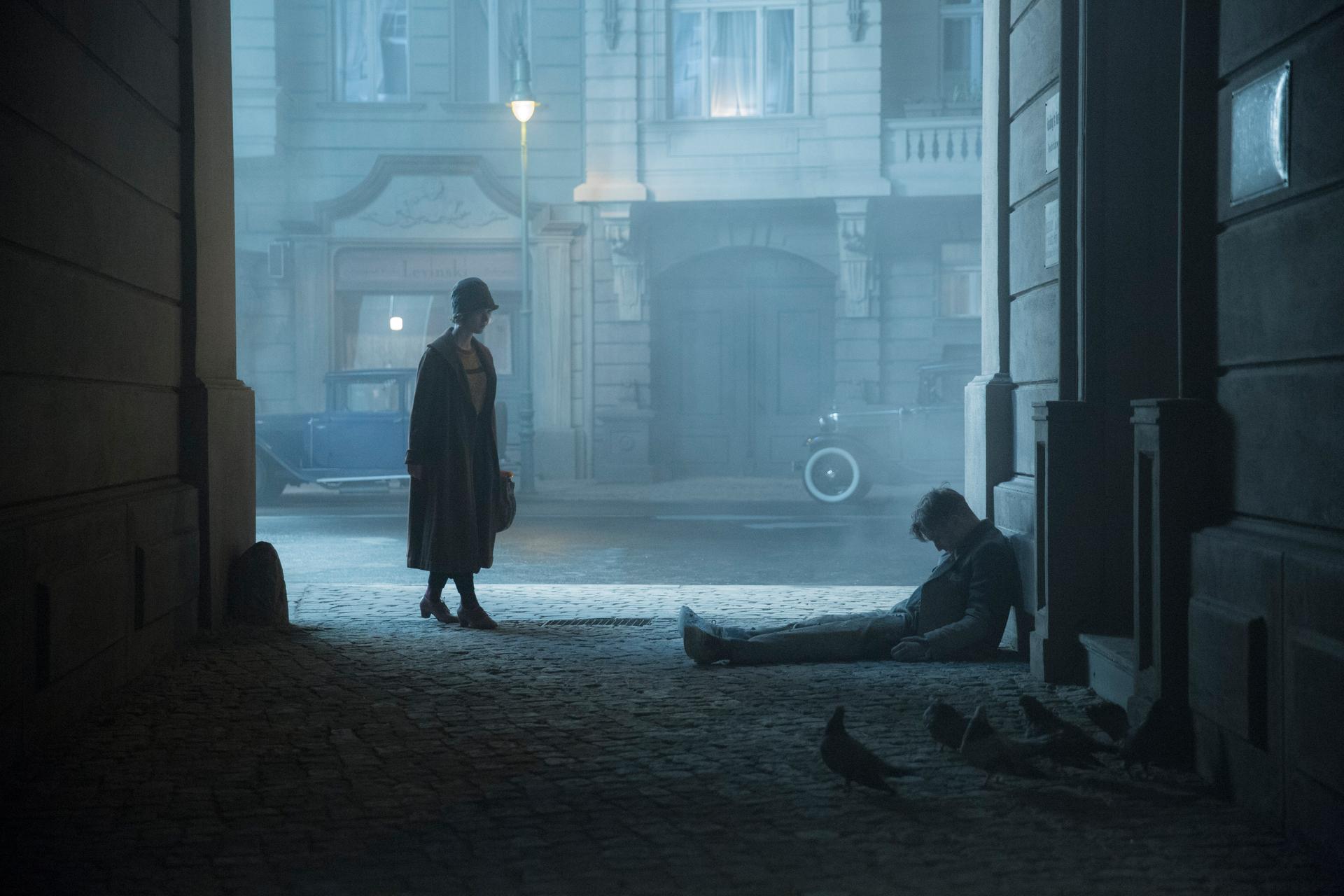 Was ist mit ihm? Ist er überfallen worden? Ist er volltrunken? Szene aus "Babylon Berlin" mit Liv Lisa Fries als Charlotte Ritter und Volker Bruch als Kommissar Gereon Rath.