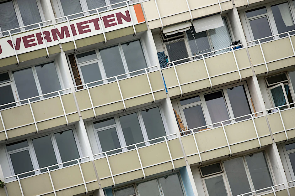 Schräglage: Immer weniger Berliner können sich die Miete leisten.