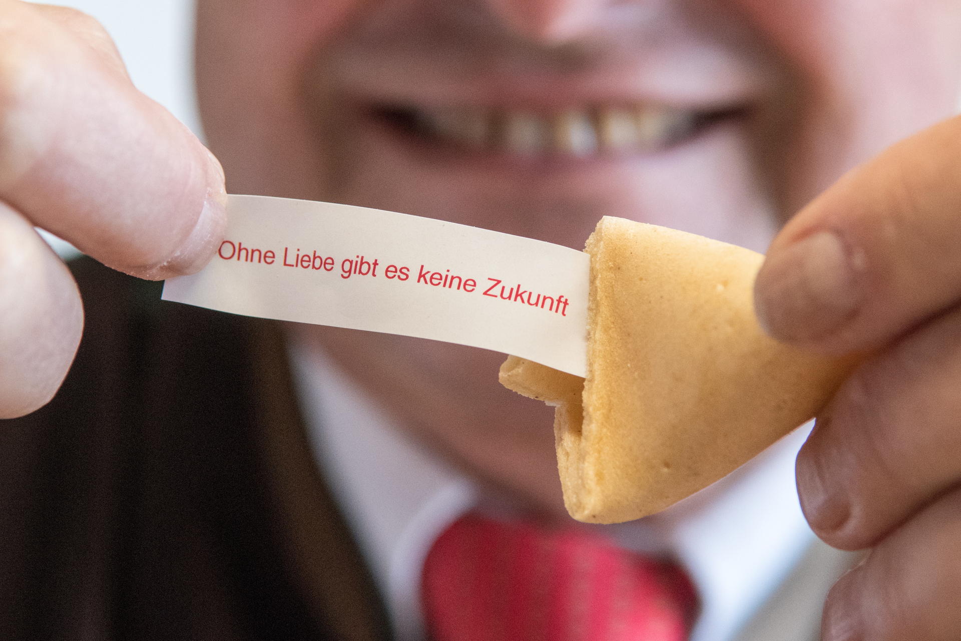 Der Bayrische Bäcker Ralph Schäfer produziert bunte Glückskekse mit ...