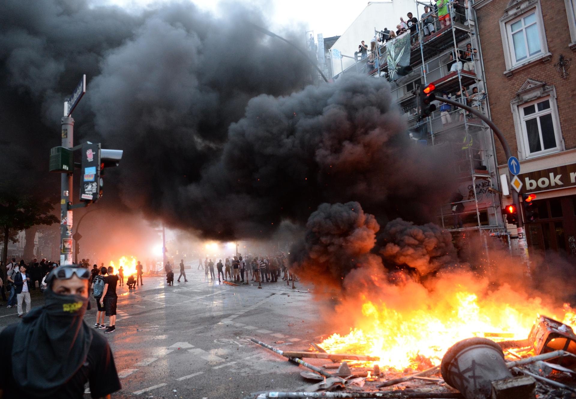Image - Sonderkommission „Schwarzer Block“: Nach Krawallen bei G20 in Hamburg: Bundesweite Razzien, auch in Berlin