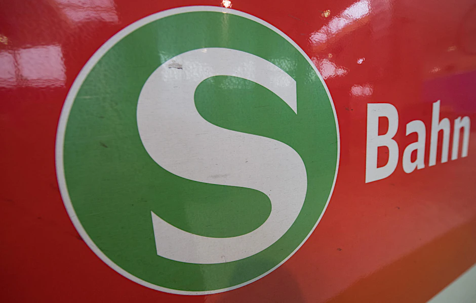 Das Logo der Berliner S-Bahn. 