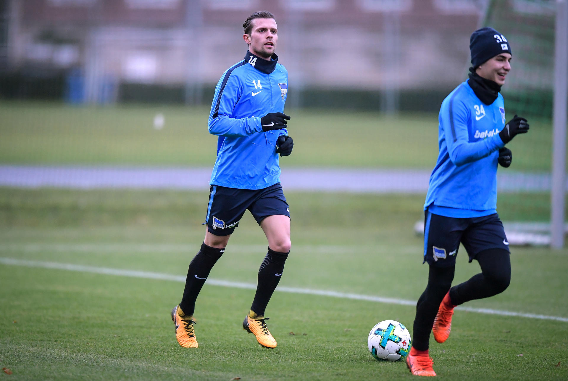 Image - Die Tinte ist trocken: Valentin Stocker unterschreibt beim FC Basel