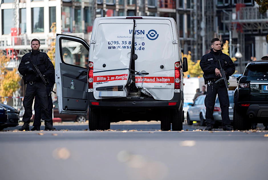 Polizisten sichern den aufgebrochenen Geldtransporter der Neubrandenburger Firma. 