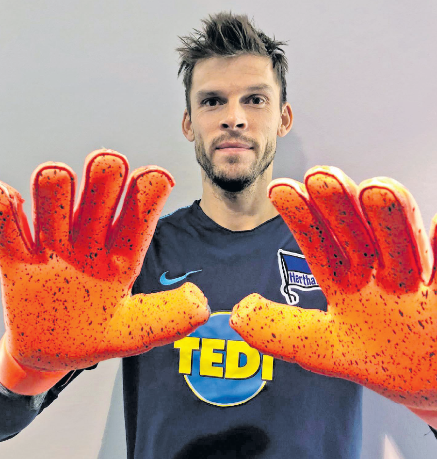 Image - Hertha BSCs Rune Jarstein (34): In diesen Handschuhen will er die BVB-Torwalze stoppen