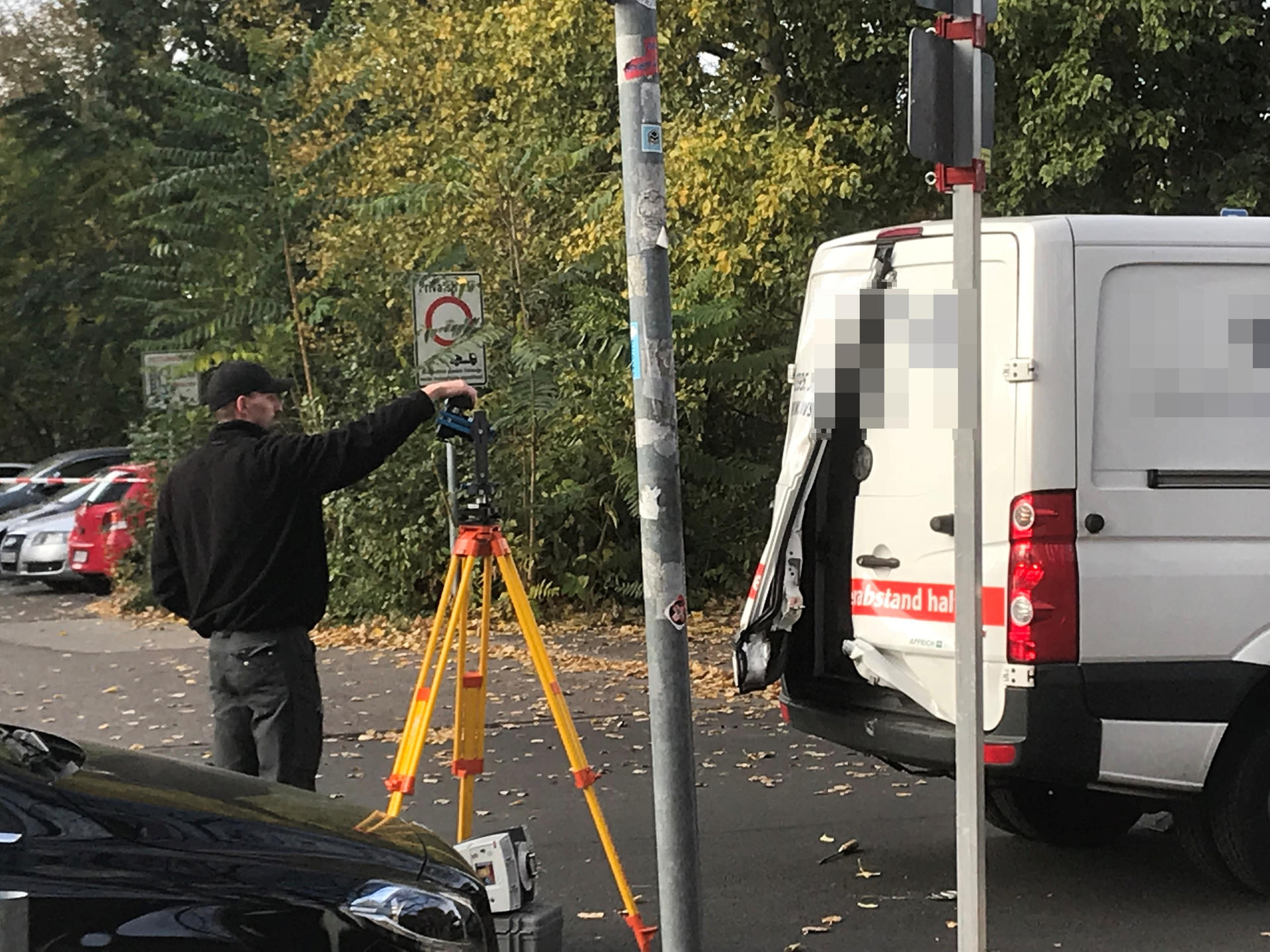 Mit einem 3D-Scanner untersuchen Kriminaltechniker die Umgebung rund um den aufgebrochenen Geldtransporter.