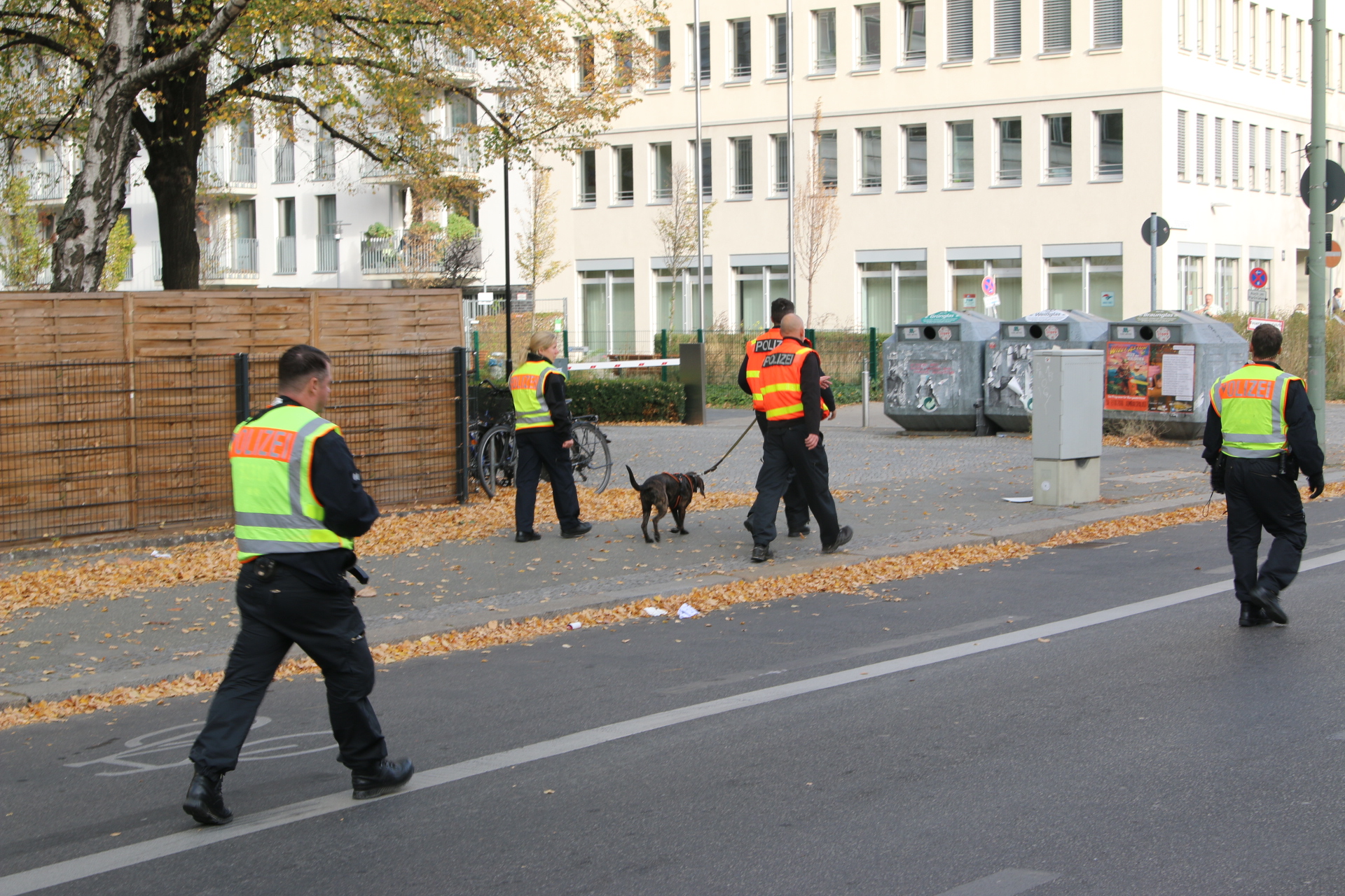 Die Polizei setzt Spürhunde ein.