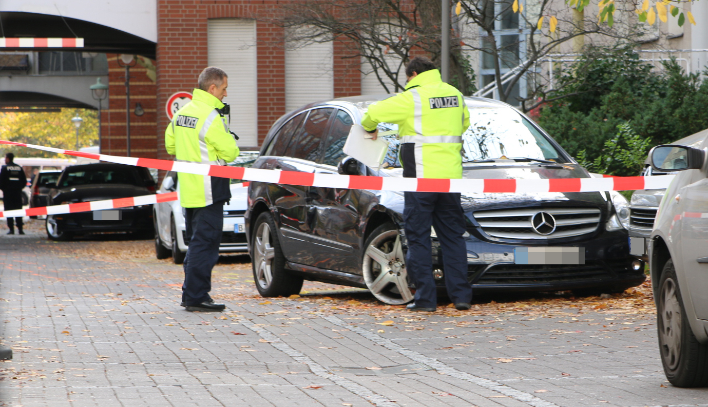 Polizisten untersuchen ein Fluchtfahrzeug.