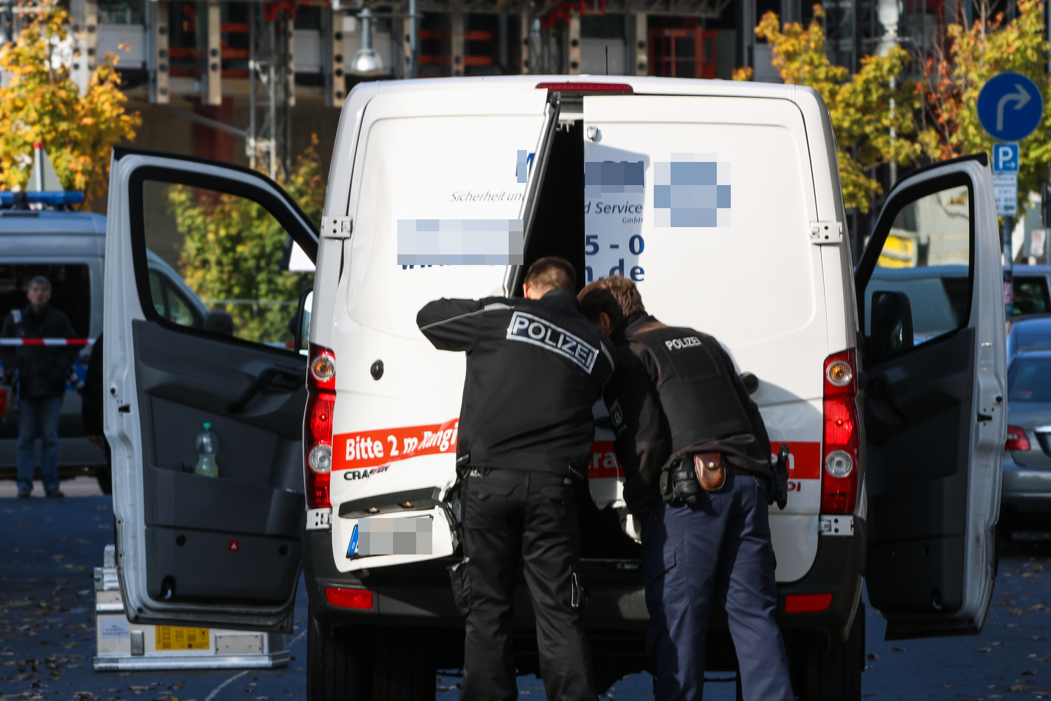 Spurensuche am ausgeraubten Transporter.
