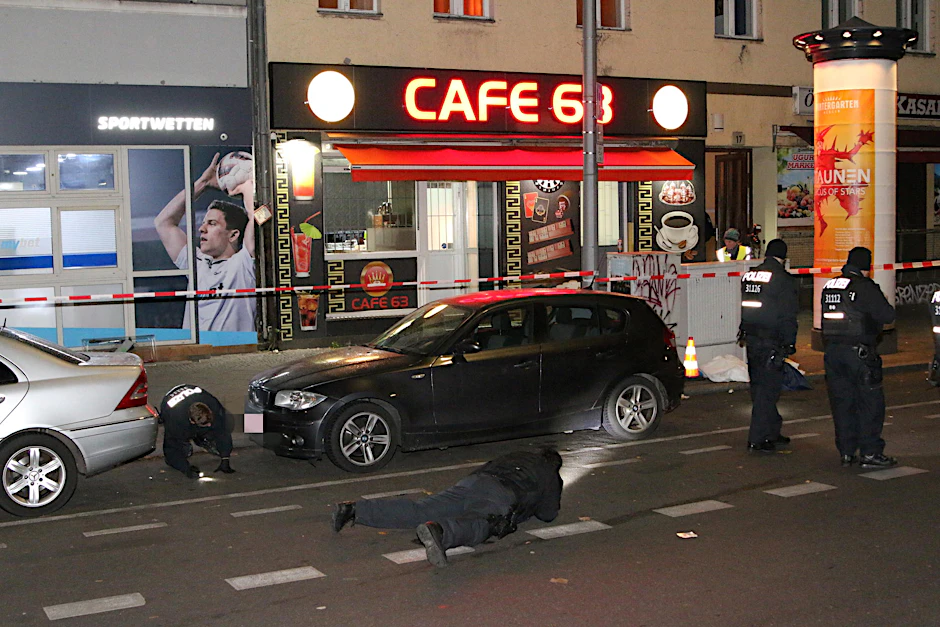 Die Polizei sichert Spuren vor dem Café in der Prinzenallee in Gesundbrunnen.