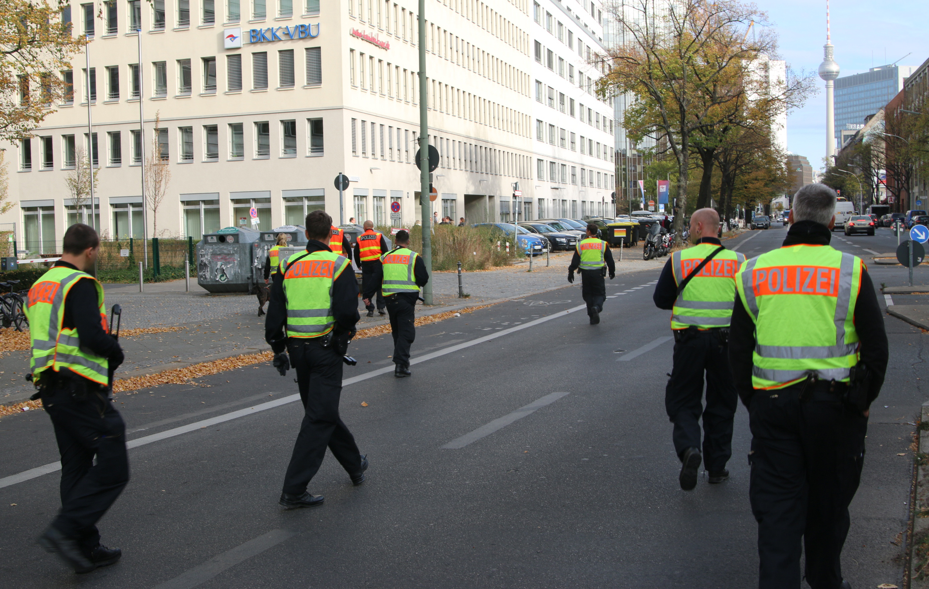 Die Polizei untersucht mit zahlreichen Beamten den Tatort und die Umgebung.