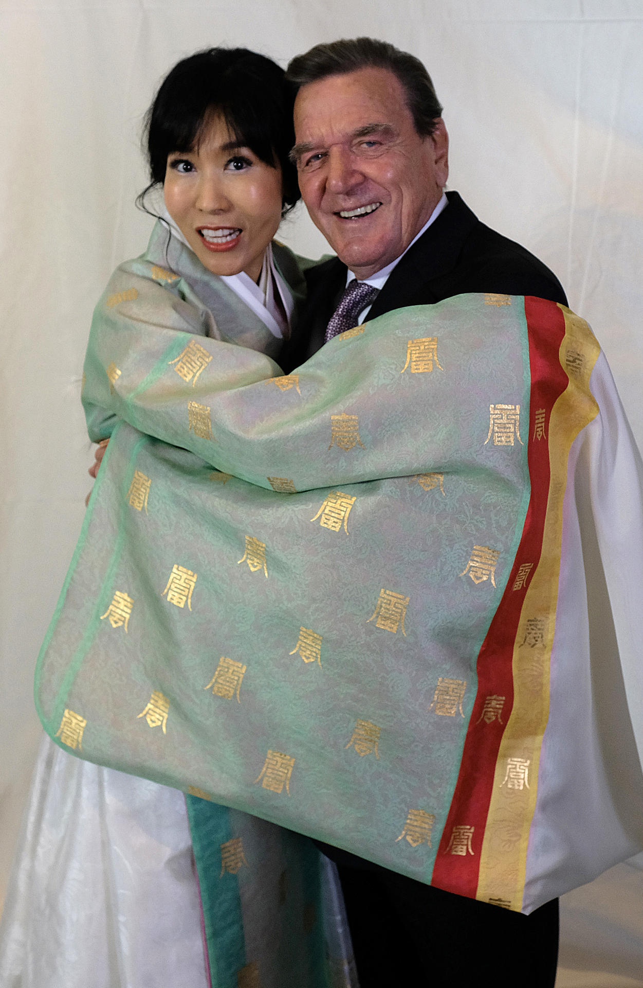 Image - Gerhard Schröders 5. Hochzeit: Nach der Adlon-Party  flittern sie nach Sachsen