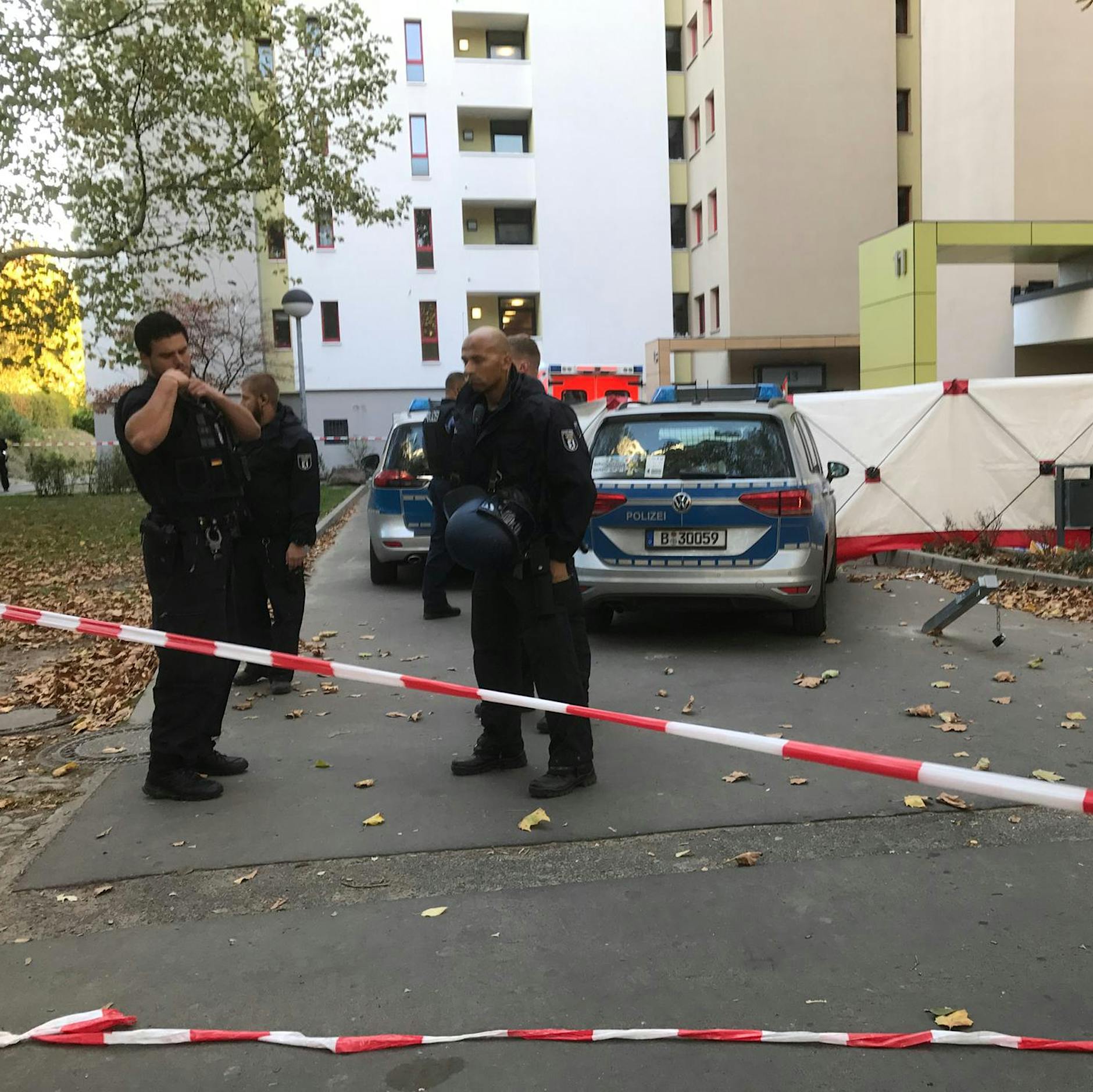Märkisches Viertel in Berlin Reinickendorf: Kleiner Junge durch Gegenstand getötet, der aus Hochhaus geworfen wurde.