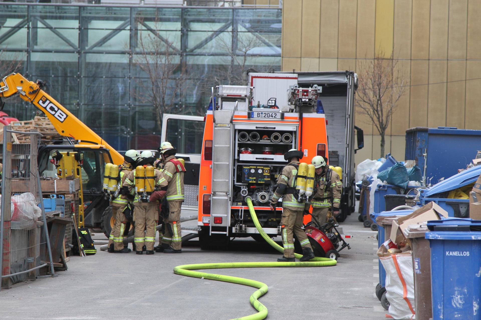 Image - Brand auf Axel-Springer-Baustelle in Berlin-Mitte: Feuerwehr evakuiert Menschen aus der künftigen Digitalzentrale.
