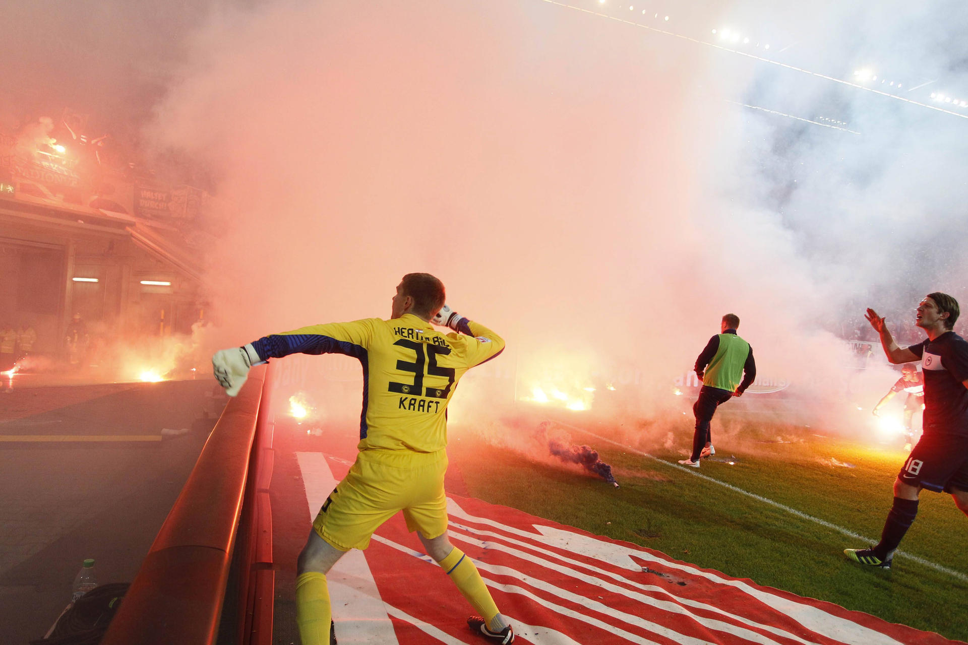 Image - Skandal in Düsseldorf: Was unser Reporter 2012 bei Herthas Relegationsspiel erlebte