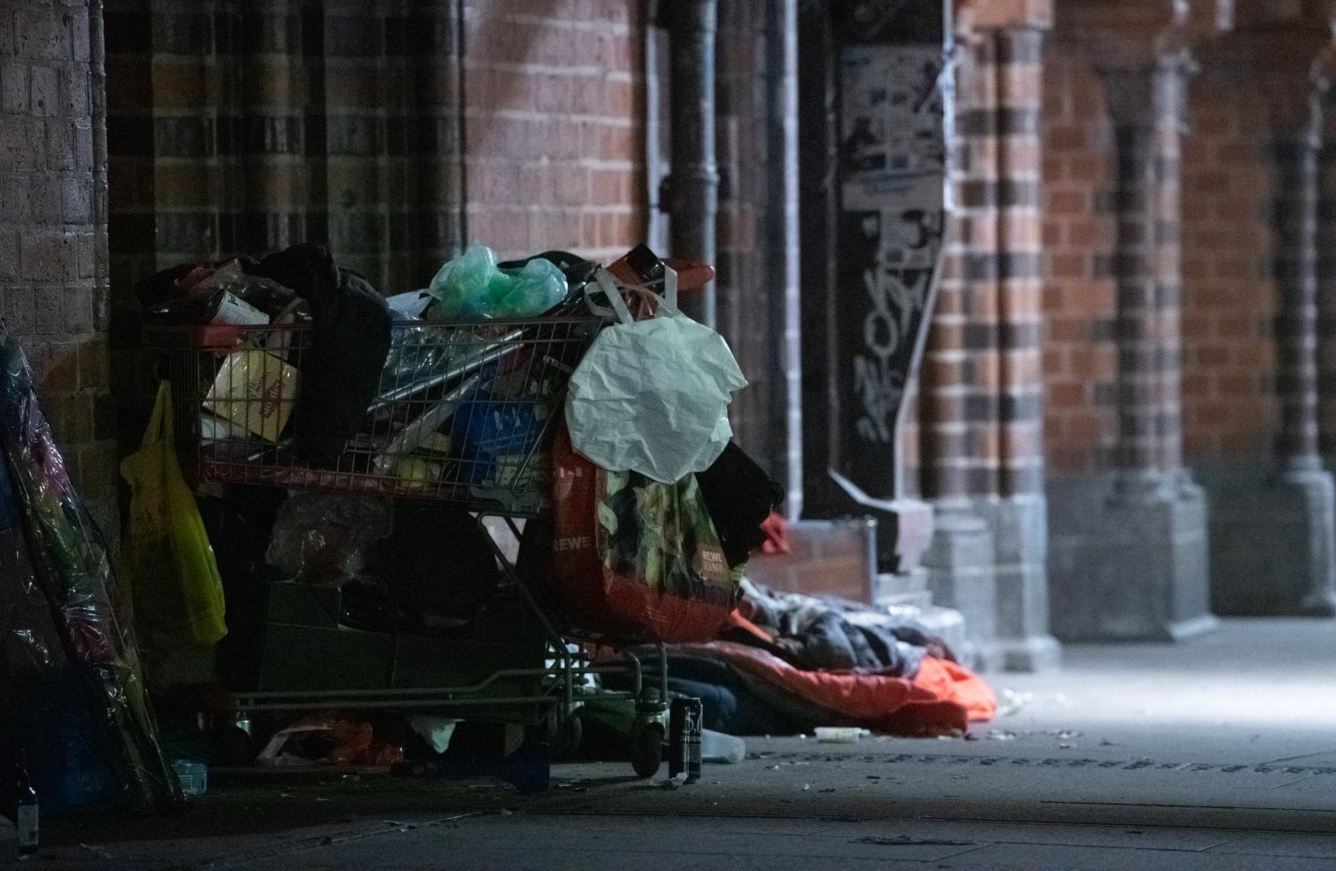Ein Obdachloser hat sein Nachtlager auf der Oberbaumbrücke errichtet. In Berlin leben nach Schätzungen zwischen 4000 und 10.000 Menschen auf der Straße.  