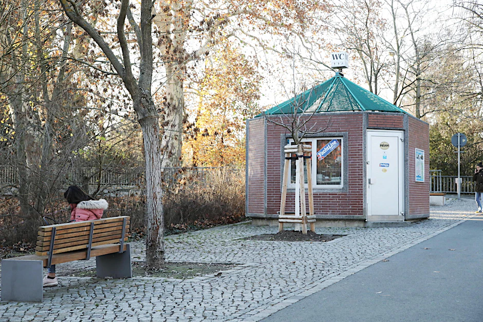 Der Tatort: In dieser öffentlichen Toilette soll die 15-Jährige sexuell missbraucht worden sein. Die Polizei ist nun stärker präsent.
