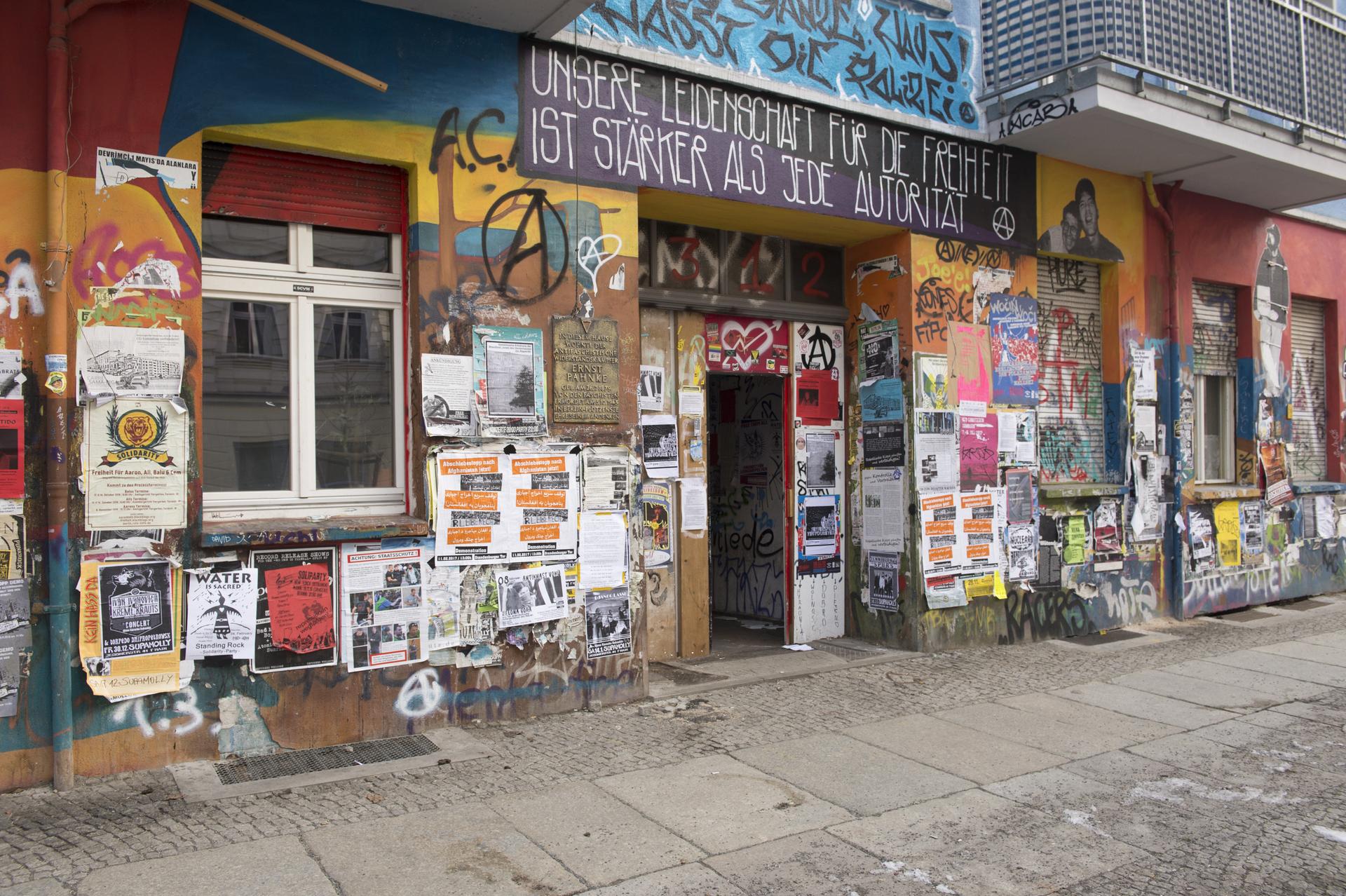 Bunt bemalt und mit Plakaten beklebt ist am das Haus Nr. 94 in der Rigaer Straße (Symbolfoto)