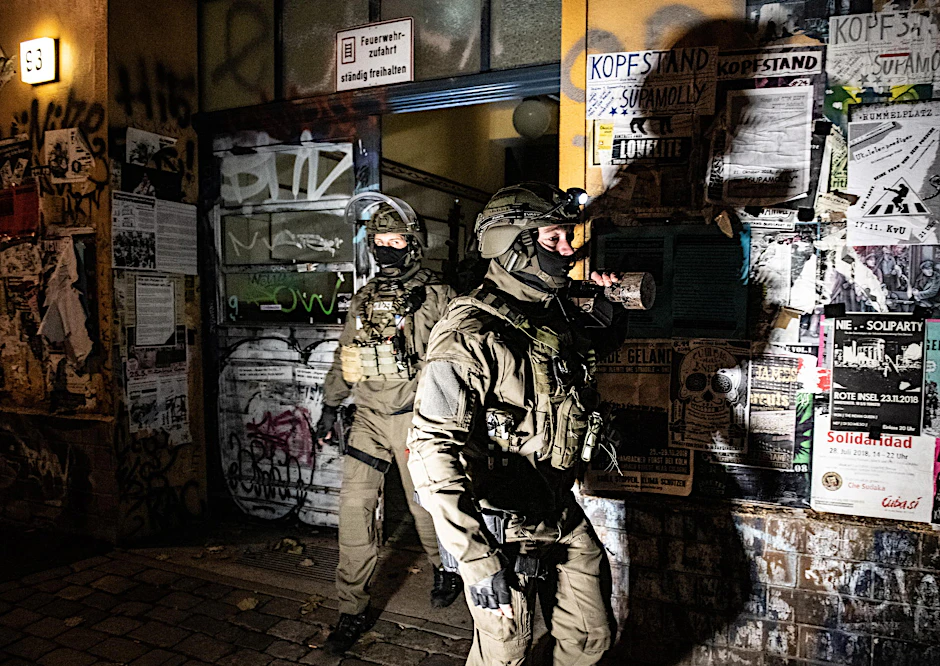 SEK-Beamte bei einer Razzia in der Rigaer Straße am Morgen des 15. November 2018 in Berlin-Friedrichshain.