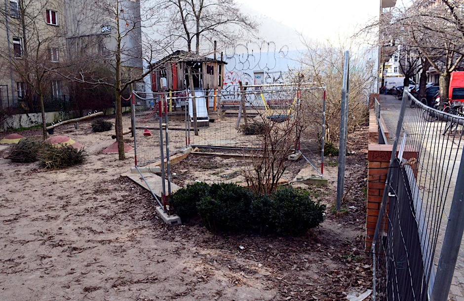 Bauzaun statt Kinderlachen: Der Spielplatz in der Raabestraße ist marode.  