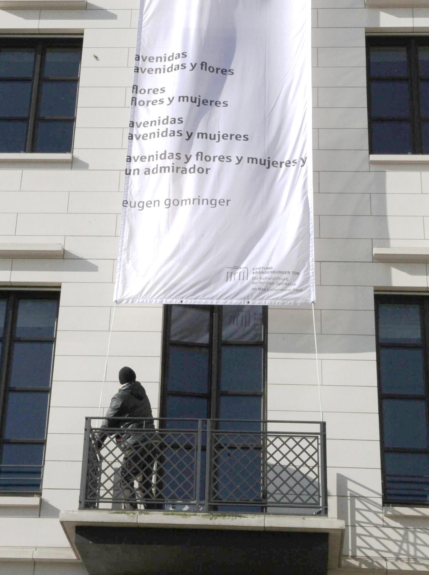 „Alleen / Alleen und Blumen / Blumen / Blumen und Frauen“, heißt es. 