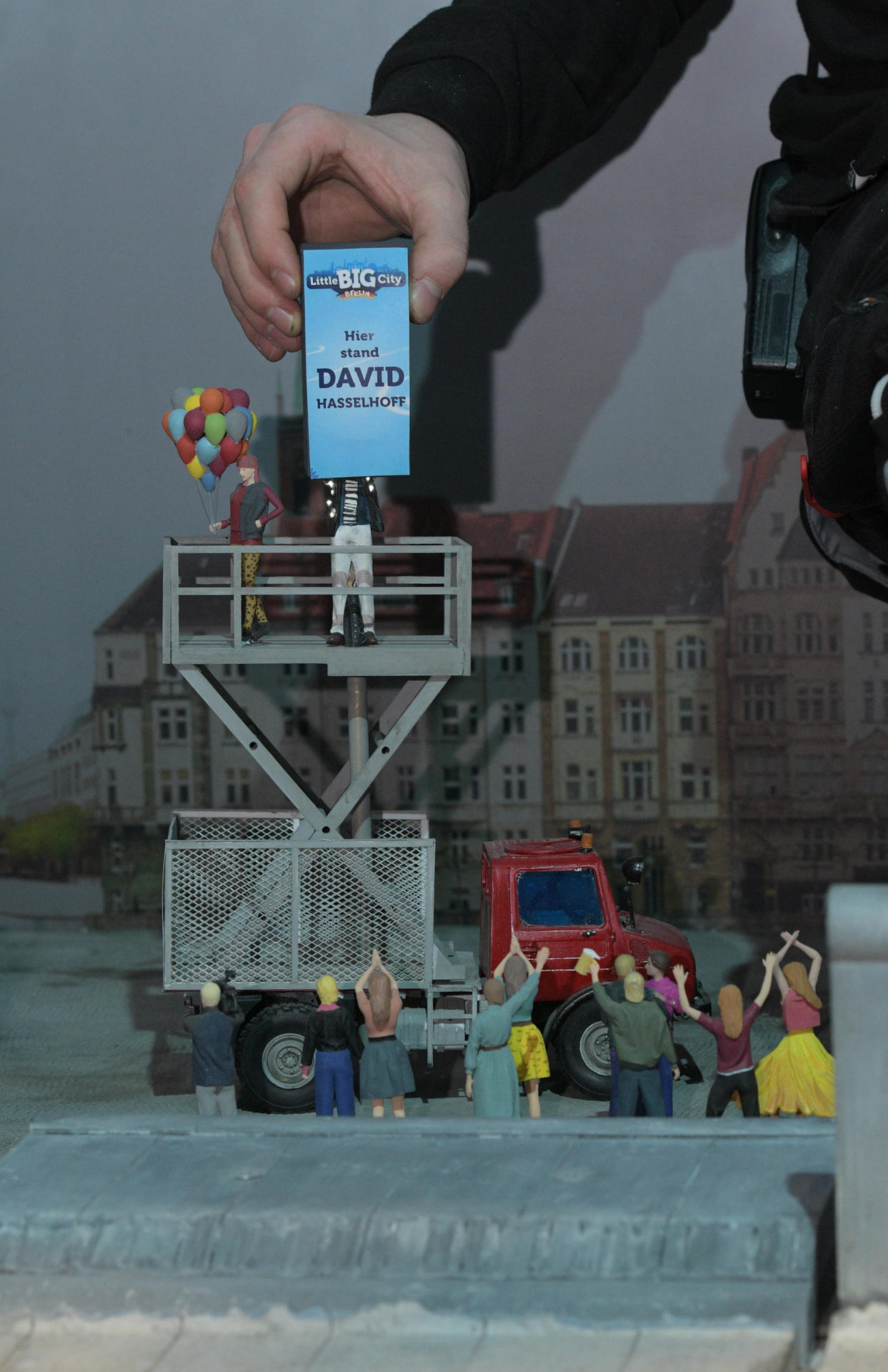 In „Little Big City“ wurde David Hasselhof mit einem Karton verdeckt. Nena kam als Ersatz. 