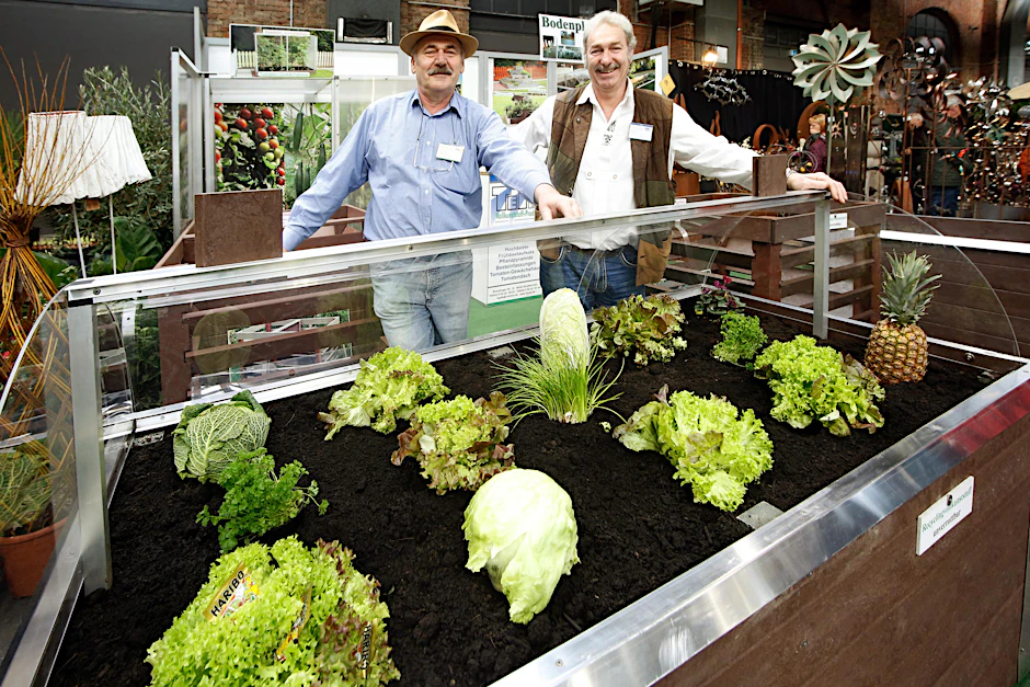 Peter Ternes (l.) und Hermann Wittenzellner  aus Niederbayern machen den  Berlinern ihre Hochbeete und Kompostkästen aus Recyclingmaterial schmackhaft. 