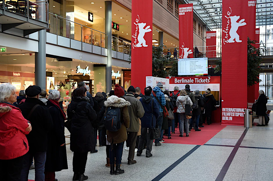 Besucher stehen oft stundenlang für Tickets an.