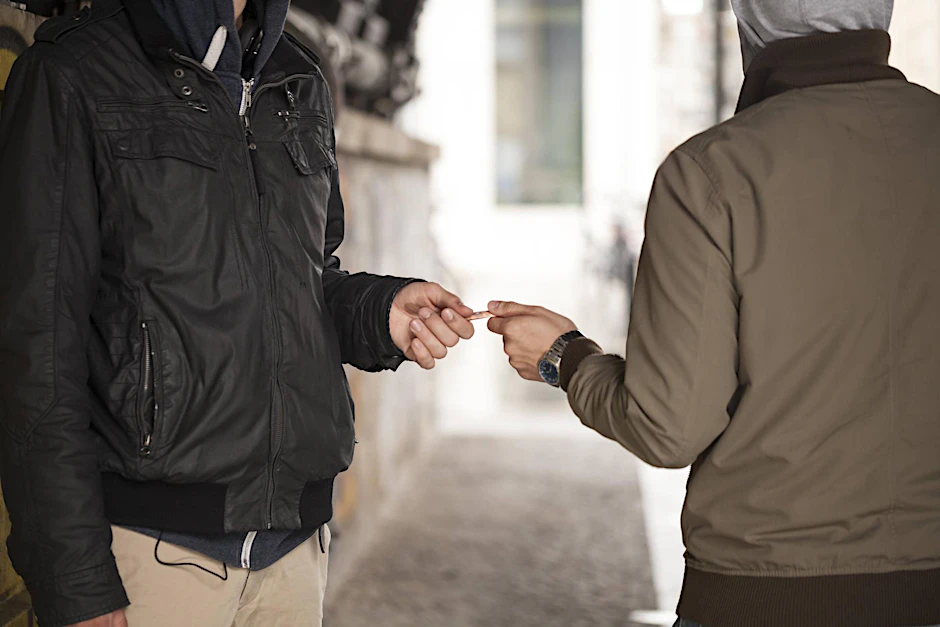Die Bande nutzte Teenager als Drogen-Kuriere: Mit Haschisch im Gepäck fuhren schlaksige Jung-Dealer durch Berlin und andere Städte (Symbolbild).
