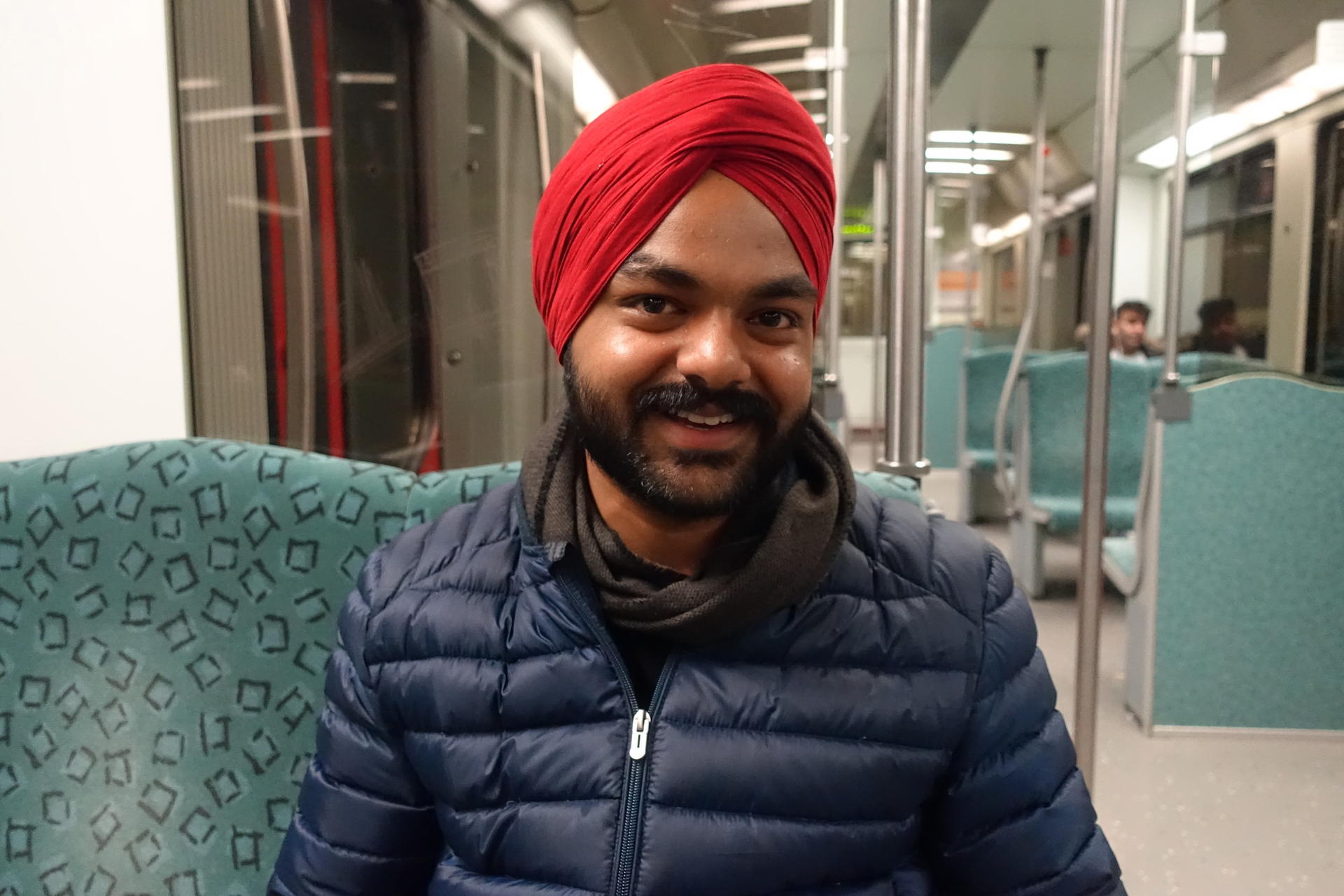 Stadt der Bewegung, Stadt der Begegnung: Nehu kommt aus Indien, lebt in Polen, ist zu Besuch in Berlin – und hat sich verfahren.
