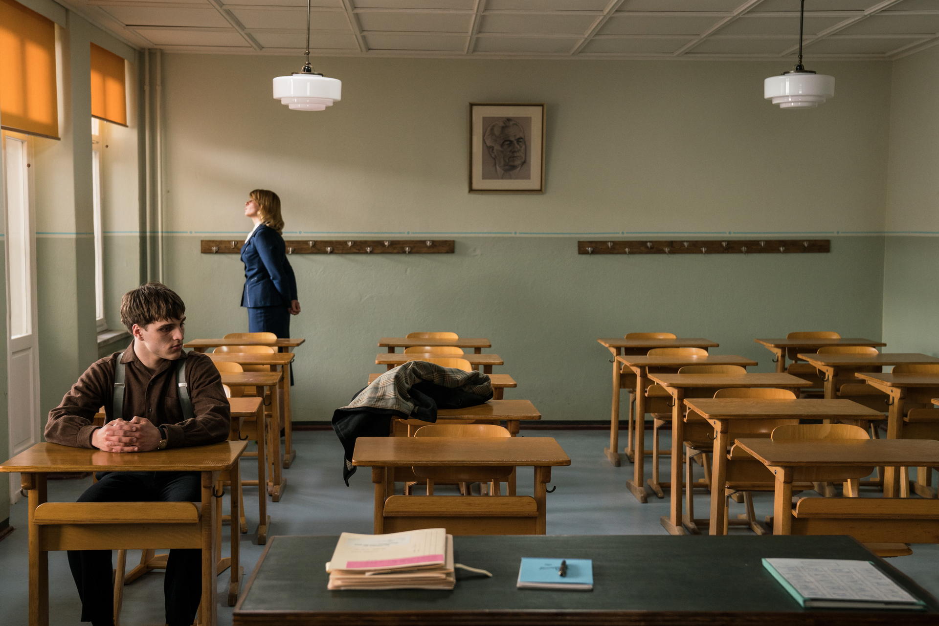 Verpfeift er die Klasse? Schulrätin Kessler (Jördis Triebel) will von Erik wissen, wer der Rädelsführer der Aktion ist.