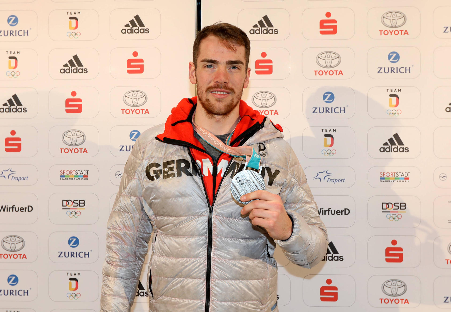 Marcel Noebels zeigt stolz die Silbermedaille von Pyeongchang.