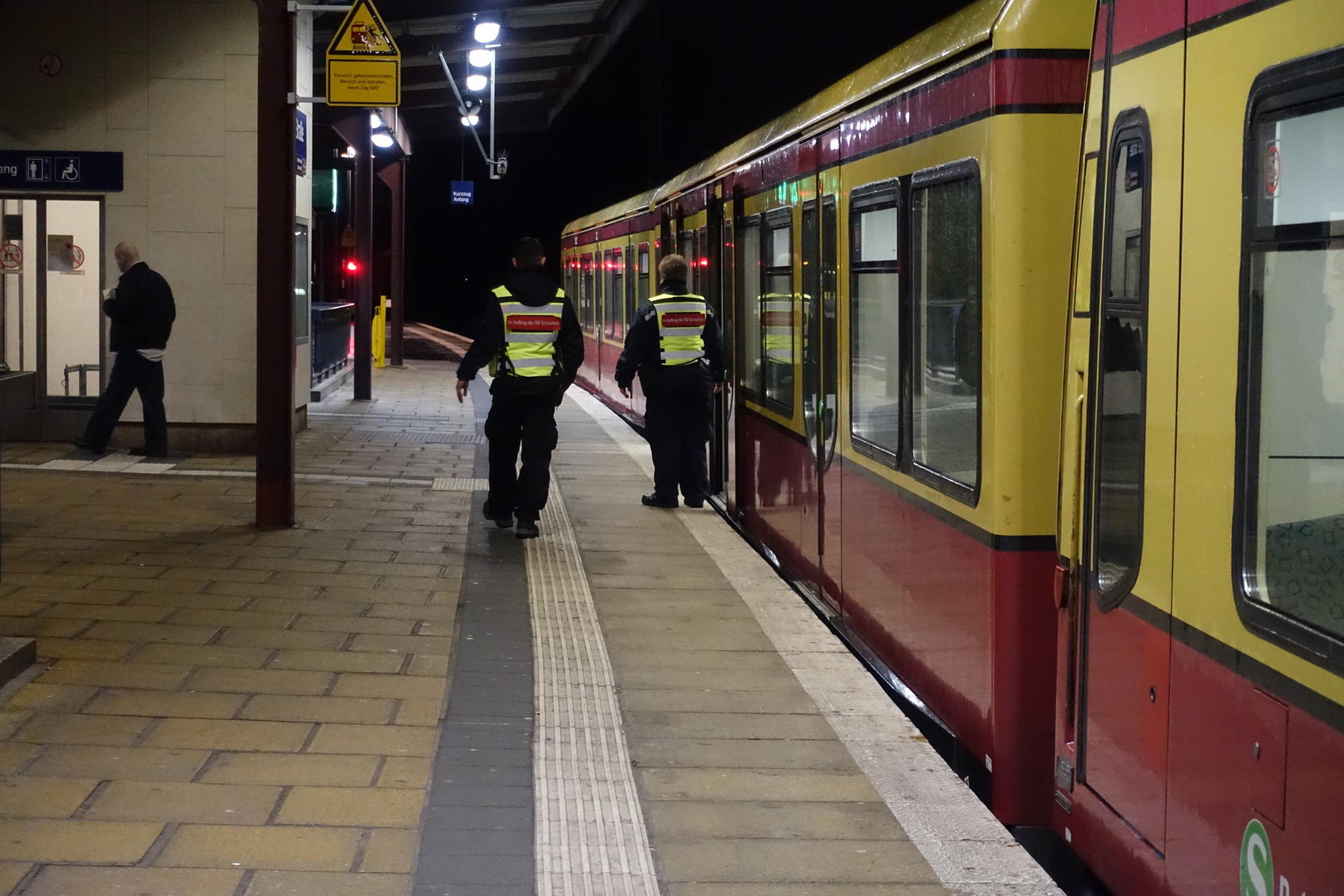 Alle raus!? Zwei Bahnmitarbeiter kontrollieren den letzten Zug der Nacht.