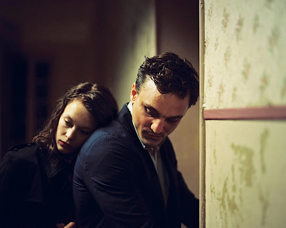 Paula Beer und Franz Rogowski in dem Wettbewerbsfilm „Transit“.