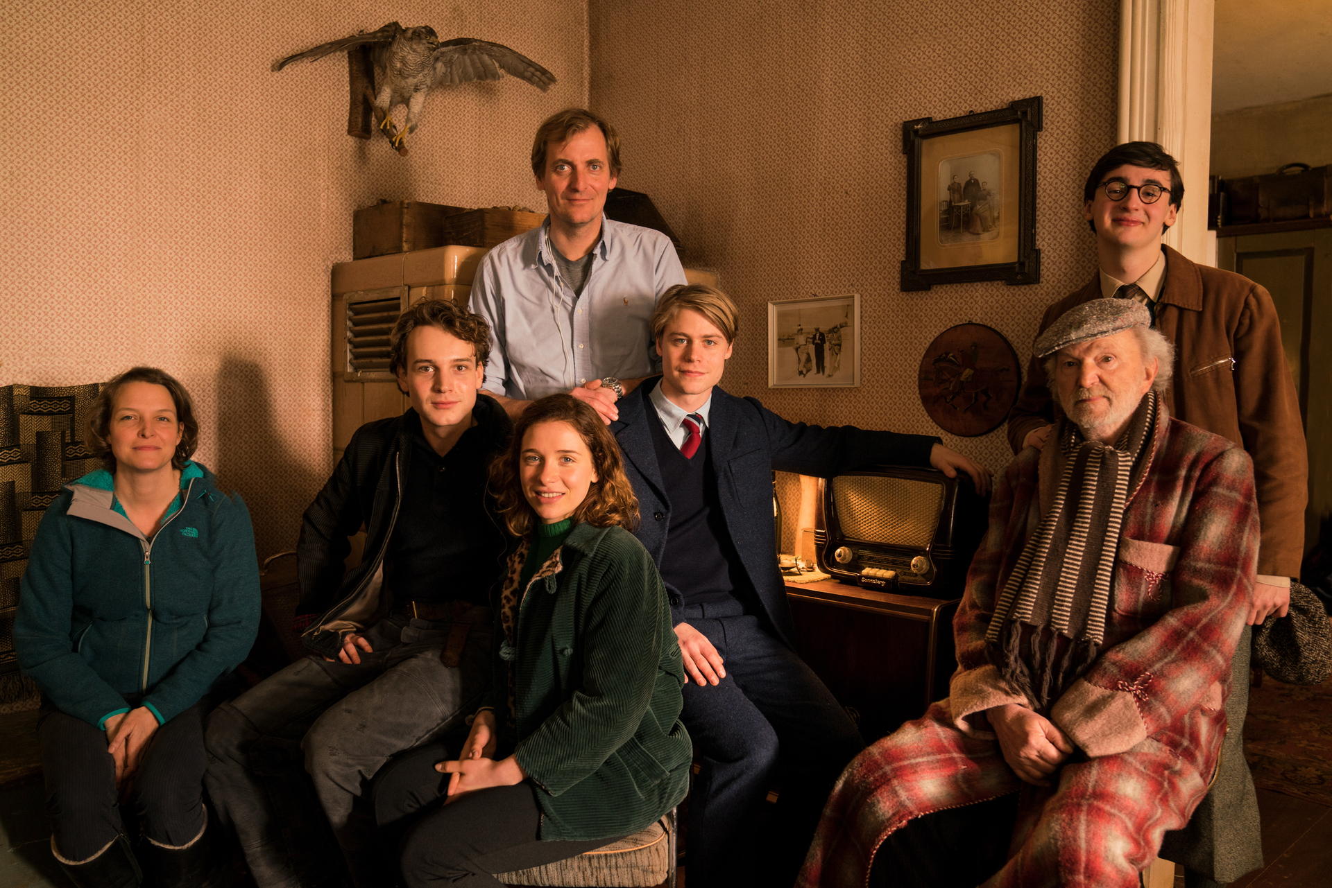 Teamtreffen: Der Regisseur Lars Kraume (stehend) und die Produzentin Miriam Düssel (links) haben die Geschichte der Klasse verfilmt – mit Leonard Scheicher, Lena Klenke, Tom Gramenz, Michael Gwisdek und Isaiah Michalski (von links).