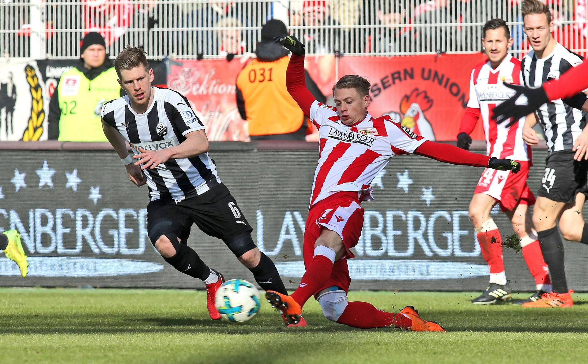 Simon Hedlund vom 1.FC Union Berlin zeigt vollen Körpereinsatz gegen Denis Linsmayer vom SV Sandhausen.