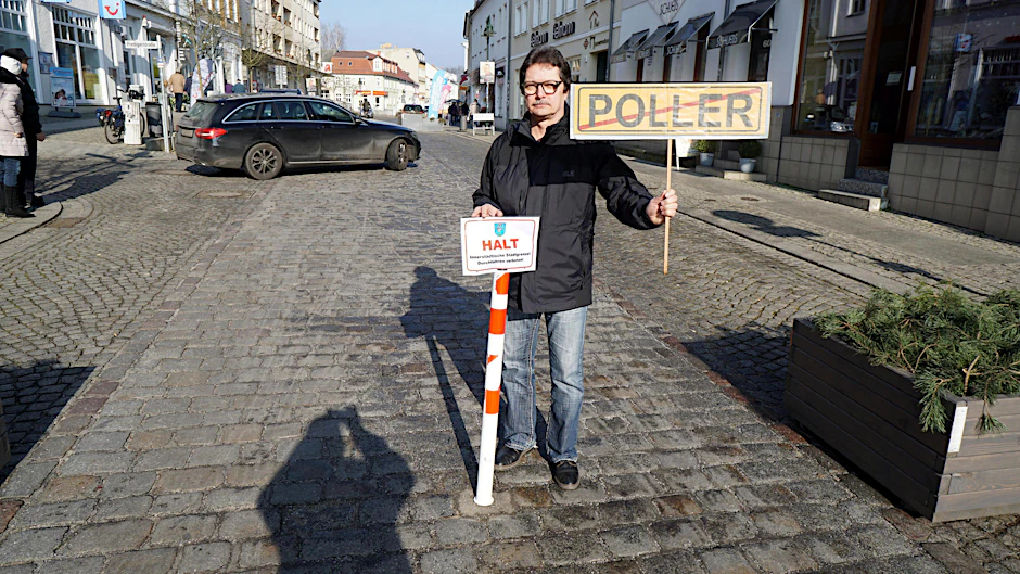Thomas Frenzel will Bürgermeister werden, macht sich dafür stark, dass der Pfosten verschwindet.