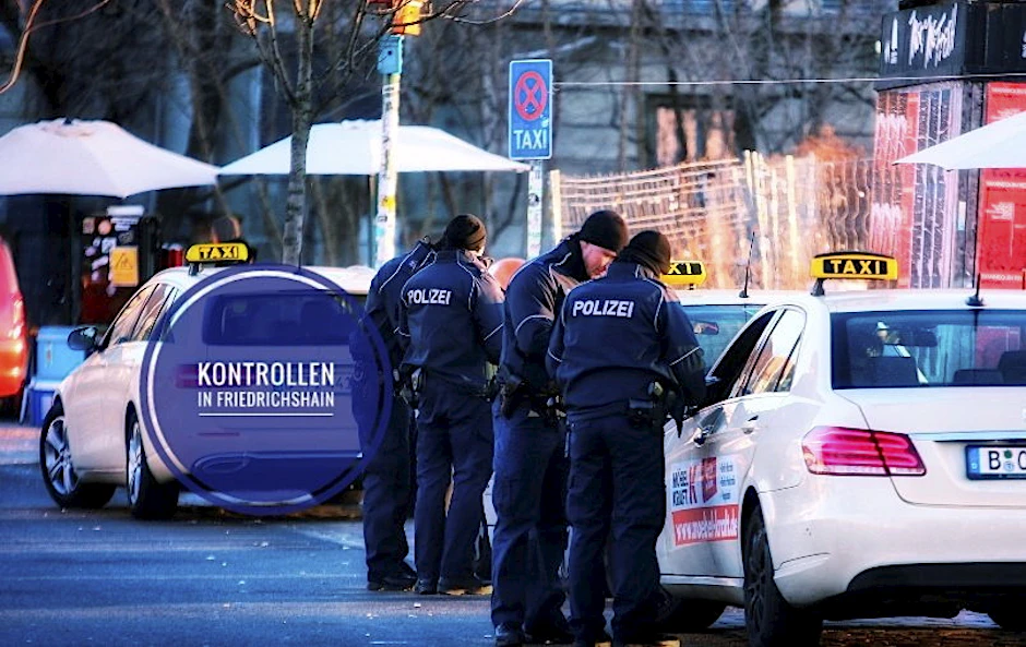 Die Polizei bei der Kontrolle eines der Taxis in Friedrichshain.