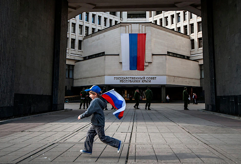 Eine russische Fahne am Krim-Parlament in Simferopol. Seit 2014 klagen Krim-Tataren über Unterdrückung.  