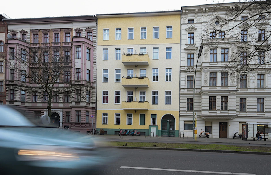 Bezirk Mitte kauft das Haus in der Rathenower Straße 50 in Moabit. 