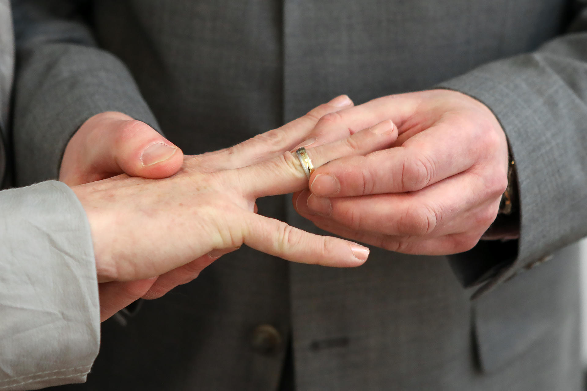 Erst Krebsdiagnose, dann Hochzeit in der Klinik. Manchmal muss man gerade dann „Ja“ sagen, wenn das Leben einem die dicksten Brocken vor die Füße wirft.