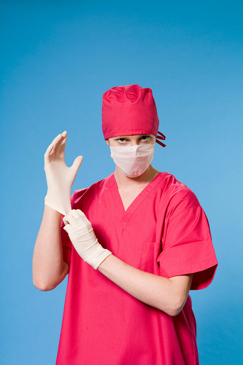 Diese Schwester trägt ein Hemd für die Klinik.