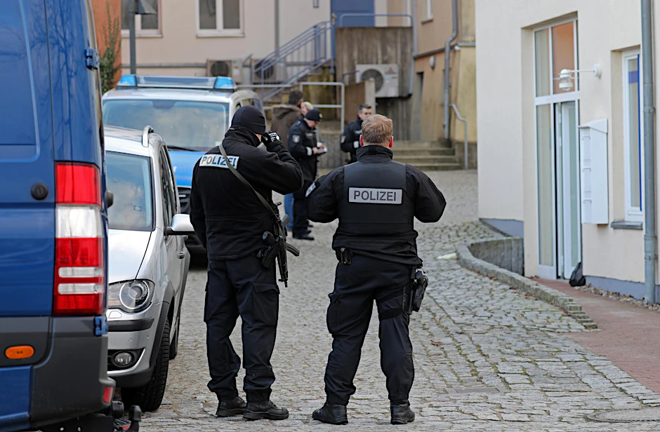 Polizisten am Tatort in Waren (Müritz).
