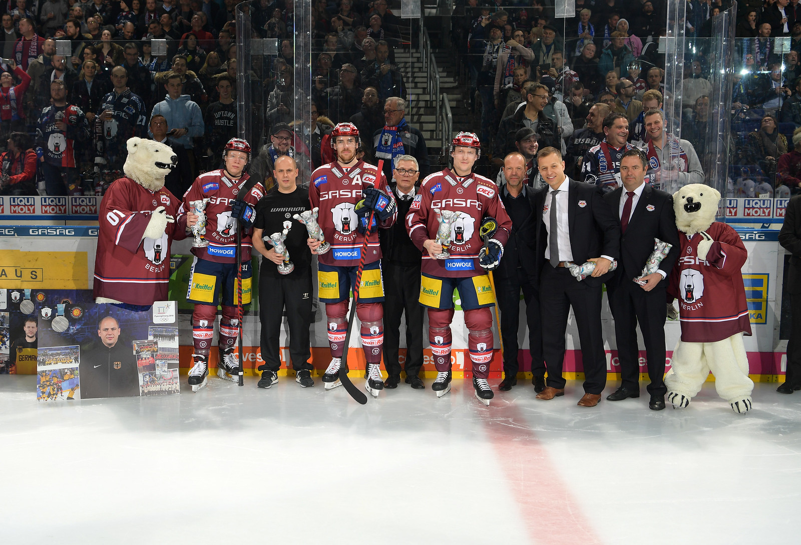 Ehrenformation: Maskottchen Bully, Jonas Müller, André Kreidler, Marcel Noebels, Geschäftsführer Peter John Lee und Frank Hördler und Desmond Squirevon den Eisbären Berlin, Co-Trainer Matt Mcilvane und Geschäftsführer Christian Winkler vom EHC Red Bull München, Maskottchen Bully Bambini  