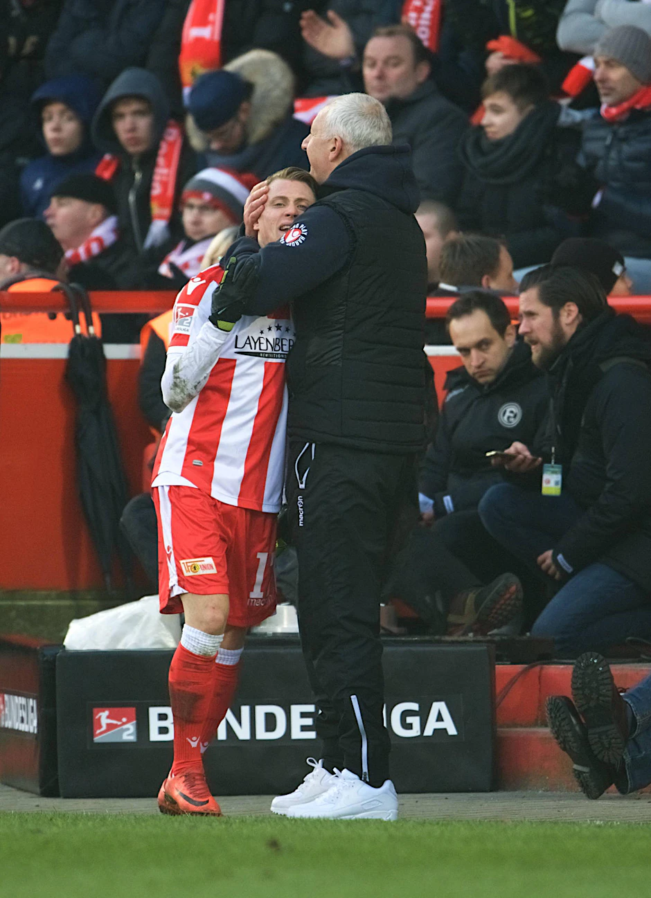Kuschel-Verbot! Trainer Hofschneider darf seine Spieler, wie hier Hedlund, nicht mehr herzen.