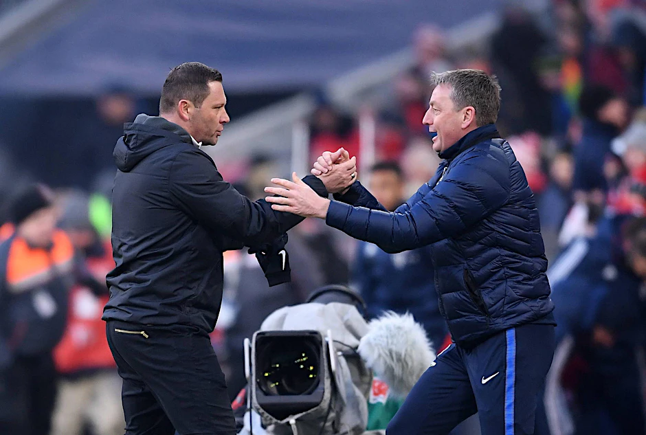 Stolz: Cheftrainer Pal Dardai (l.) und sein Assistent Rainer Widmayer freuen sich über den Punktgewinn.