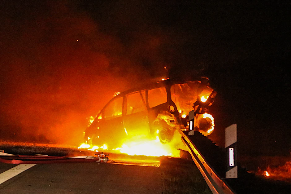 Sekunden nach der Explosion: Der Galaxy  steht brennend auf der A10. 